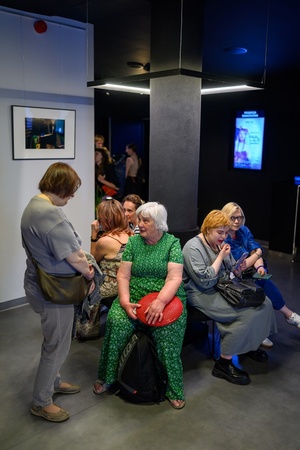 39. TNF: Dzień 4 (2.06.2025) - Festiwalowicze w hallu kina w oczekiwaniu na projekcję konkursową