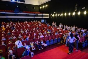 39. TNF: Dzień 4 (2.06.2025) - Najmłodsi festiwalowicze w sali kinowej podczas zabaw i animacji przed projekcją Filmów Młodego Widza