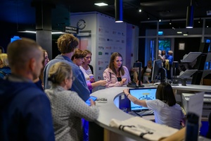 39. TNF: Dzień 4 (2.06.2025) - Festiwalowicze w hallu kina w oczekiwaniu na projekcję konkursową