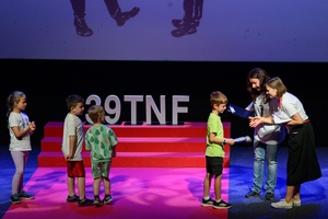 39. TNF: Dzień 4 (2.06.2025) - Najmłodsi festiwalowicze w sali kinowej podczas zabaw i animacji przed projekcją Filmów Młodego Widza