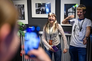 39. TNF: Dzień 4 (2.06.2025) - W hallu kina wolontariusze 39. TNF