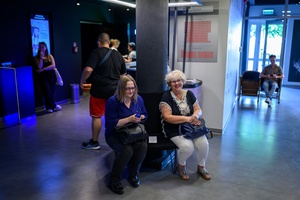 39. TNF: Dzień 4 (2.06.2025) - Festiwalowiczki w hallu kina w oczekiwaniu na projekcję konkursową