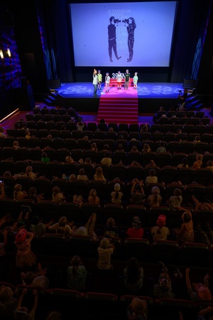 39. TNF: Dzień 4 (2.06.2025) - Najmłodsi festiwalowicze w sali kinowej przed projekcją Filmów Młodego Widza