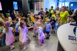 39. TNF: Dzień 4 (2.06.2025) - W hallu Marzenia najmłodsi widzowie przed pierwszą projekcją konkursową Filmów Młodego Widza