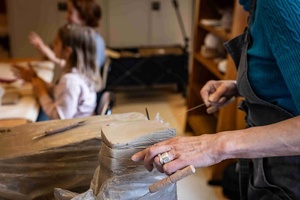 Warsztaty ceramiczne "Wzorzysty kafelek" - Uczestnicy warsztatów w trakcie pracy