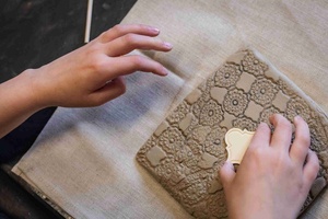 Warsztaty ceramiczne "Wzorzysty kafelek" - Uczestnicy warsztatów w trakcie pracy