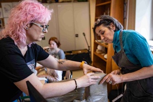 Warsztaty ceramiczne "Wzorzysty kafelek" - Uczestnicy warsztatów w trakcie pracy wraz z koordynatorką Dorotą Omylską