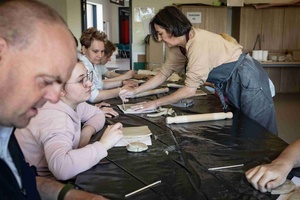 Warsztaty ceramiczne "Wzorzysty kafelek" - Uczestnicy podczas warsztatów wraz z prowadzącą Renatą Stadler