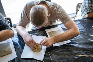 Warsztaty ceramiczne "Wzorzysty kafelek" - Uczestnicy podczas warsztatów