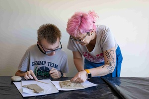 Warsztaty ceramiczne "Wzorzysty kafelek" - Uczestnicy podczas warsztatów wraz z prowadzącą Dorotą Omylską