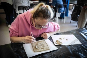 Warsztaty ceramiczne "Wzorzysty kafelek" - Uczestnicy podczas warsztatów