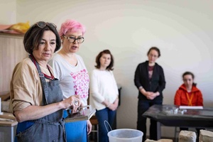 Warsztaty ceramiczne "Wzorzysty kafelek" - Uczestnicy podczas warsztatów wraz z prowadzącymi Renatą Stadler i Dorotą Omylską