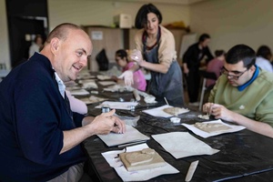 Warsztaty ceramiczne "Wzorzysty kafelek" - Uczestnicy podczas warsztatów wraz z prowadzącą Renatą Stadler