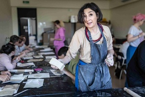 Warsztaty ceramiczne "Wzorzysty kafelek" - Prowadząca warsztaty Renata Stadler