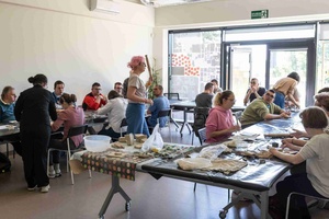 Warsztaty ceramiczne "Wzorzysty kafelek" - Uczestnicy podczas warsztatów