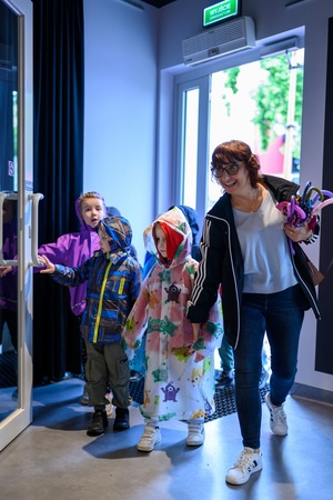 39. TNF: Dzień 5 (3.06.2025) - Najmłodsi widzowie przybywający do kina na projekcję Filmów Młodego Widza