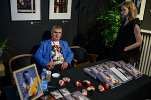 39. TNF: Dzień 5 (3.06.2025) - W hallu kina Waldemar Kulej z pamiątkami i publikacjami o ojcu, bohaterze filmu "Kulej. Dwie strony medalu"