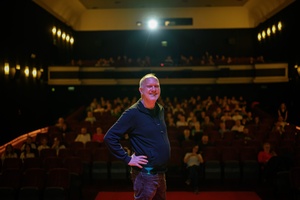 39. TNF: Dzień 5 (3.06.2025) - Na scenie Marzenia reżyser filmu "Wróbel" Tomasz Gąssowski w tle siedząca w sali tarnowska publiczność