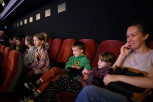 39. TNF: Dzień 5 (3.06.2025) - Najmłodsi widzowie siedzący w sali kina przed projekcją Filmów Młodego Widza