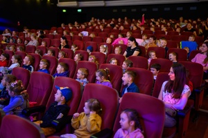 39. TNF: Dzień 5 (3.06.2025) - Najmłodsi widzowie siedzący w sali kina przed projekcją Filmów Młodego Widza