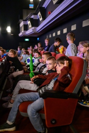 39. TNF: Dzień 5 (3.06.2025) - Najmłodsi widzowie siedzący w sali kina przed projekcją Filmów Młodego Widza