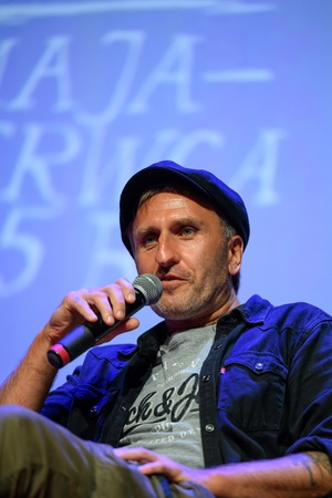 39. TNF: Dzień 5 (3.06.2025) - Na scenie scenarzysta Rafał Lipski odpowiadający na pytanie podczas spotkania