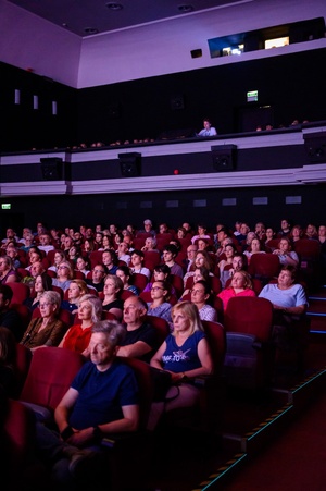 39. TNF: Dzień 6 (4.06.2025) - Widzowie w sali kinowej w oczekiwaniu na seans