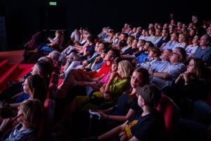 39. TNF: Dzień 6 (4.06.2025) - Widzowie w sali kinowej w oczekiwaniu na seans