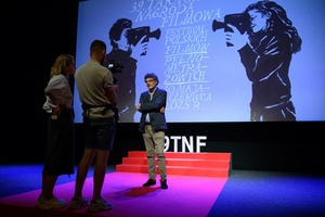 39. TNF: Dzień 6 (4.06.2025) - Na scenie Marzenia Grzegorz Łoszewski podczas nagrania do kroniki TNF