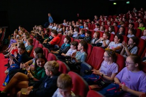 39. TNF: Dzień 6 (4.06.2025) - Młodzi widzowie w sali kinowej przed przedpremierową projekcją filmu Tomasza Jurkiewicza "Skarbek i tajemnica magicznego sreberka"