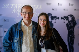 39. TNF: Dzień 6 (4.06.2025) - W hallu Marzenia reżyser Tomasz Jurkiewicz i aktorka Basia Gacek przed projekcją przedpremierową ich filmu "Skarbek i tajemnica magicznego sreberka"