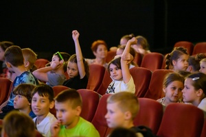 39. TNF: Dzień 6 (4.06.2025) - Młodzi widzowie w sali kinowej w interakcji podczas spotkania z twórcami filmu "Skarbek i tajemnica magicznego sreberka"