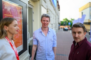 39. TNF: Dzień 6 (4.06.2025) - Przed Marzeniem od lewej: Magdalena Piątek, dyrektor 39. TNF, Artur Zaborski, dziennikarz, krytyk filmowy i Kuba Armata, dyrektor artystyczny 39. TNF