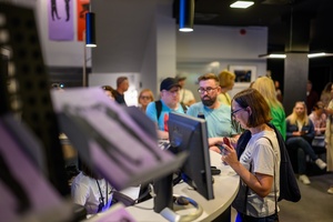 39. TNF: Dzień 6 (4.06.2025) - W hallu kina festiwalowicze w oczekiwaniu na wejście do sali kinowej na projekcję konkursową