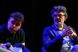 39. TNF: Dzień 6 (4.06.2025) - Na scenie Marzenia od lewej: Jan P. Matuszyński i Grzegorz Łoszewski słuchający pytania podczas spotkania z widzami