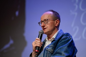 39. TNF: Dzień 6 (4.06.2025) - Na scenie Marzenia reżyser Tomasz Jurkiewicz odpowiadający na pytania podczas spotkania z młodymi widzami