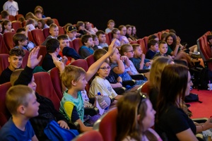 39. TNF: Dzień 6 (4.06.2025) - Młodzi widzowie w sali kinowej w interakcji podczas spotkania z twórcami filmu "Skarbek i tajemnica magicznego sreberka"