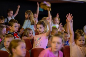 39. TNF: Dzień 6 (4.06.2025) - Młodzi widzowie w sali kinowej w interakcji podczas spotkania z twórcami filmu "Skarbek i tajemnica magicznego sreberka"