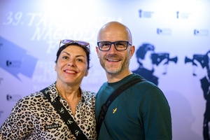 39. TNF: Dzień 6 (4.06.2025) - Festiwalowa publiczność w hallu Marzenia fotografująca się na ściance 39. TNF