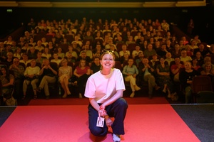 39. TNF: Dzień 6 (4.06.2025) - Na scenie Marzenia reżyserka Monika Majorek, w tle festiwalowa publiczność w sali kinowej