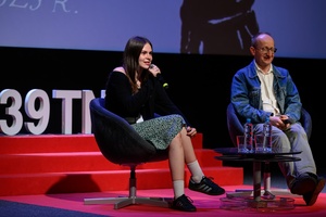 39. TNF: Dzień 6 (4.06.2025) - Na scenie Marzenia od lewej: aktorka Basia Gacek i reżyser Tomasz Jurkiewicz podczas spotkania z młodymi widzami