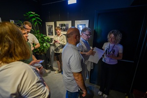 39. TNF: Dzień 6 (4.06.2025) - W hallu kina festiwalowicze w oczekiwaniu na wejście do sali kinowej na projekcję konkursową