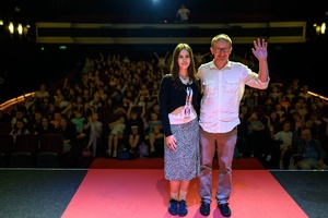 39. TNF: Dzień 6 (4.06.2025) - Na scenie Marzenia reżyser Tomasz Jurkiewicz i aktorka Basia Gacek, w tle młoda publiczność zebrana w sali kinowej