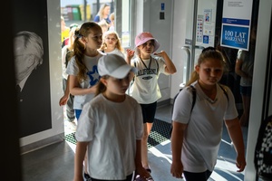 39. TNF: Dzień 6 (4.06.2025) - Młodzi widzowie przybywający do Marzenia przed przedpremierową projekcją filmu Tomasza Jurkiewicza "Skarbek i tajemnica magicznego sreberka"