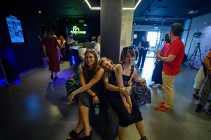 39. TNF: Dzień 6 (4.06.2025) - W hallu kina festiwalowicze w oczekiwaniu na wejście do sali kinowej na projekcję konkursową