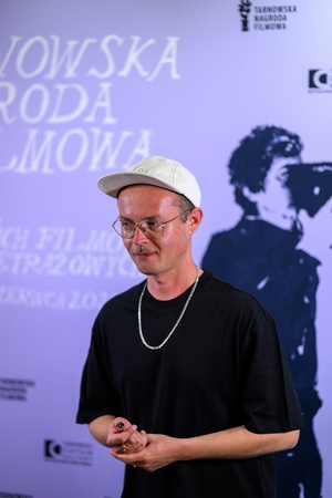 39. TNF: Dzień 7 (5.06.2025) - W hallu Marzenia fotografujący się na ściance 39. TNF juror 39. TNF Łukasz M. Maciejewski