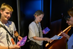 39. TNF: Dzień 7 (5.06.2025) - W hallu kina wolontariusze rozdający kupony plebiscytu publiczności widzom wchodzącym na projekcję konkursową