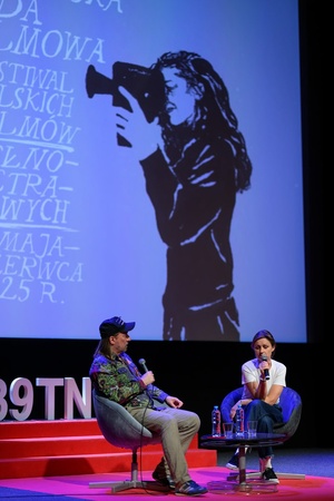 39. TNF: Dzień 7 (5.06.2025) - Na scenie Marzenia reżyserka "To nie mój film" Marią Zbąską, odpowiadającą na zadane pytanie przez prowadzącego spotkanie Ryszarda Jaźwińskiego