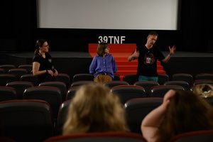 39. TNF: Dzień 7 (5.06.2025) - Spotkanie z twórcami filmów krótkometrażowych po projekcji w Marzeniu. Od prawej: Tomasz Stochniał, scenarzysta filmu "Siła oporu", Natalia Nylec, reżyserka filmu "Fiber" i prowadząca spotkanie z młodzieżą edukatorka z ZEF Kaja Łuczyńska