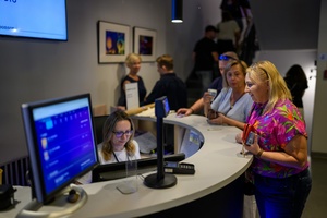 39. TNF: Dzień 7 (5.06.2025) - Festiwalowa publiczność w hallu kina w oczekiwaniu na projekcję konkursową